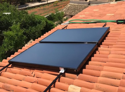 pannelli solari senza staffa installati su tetto spiovente
